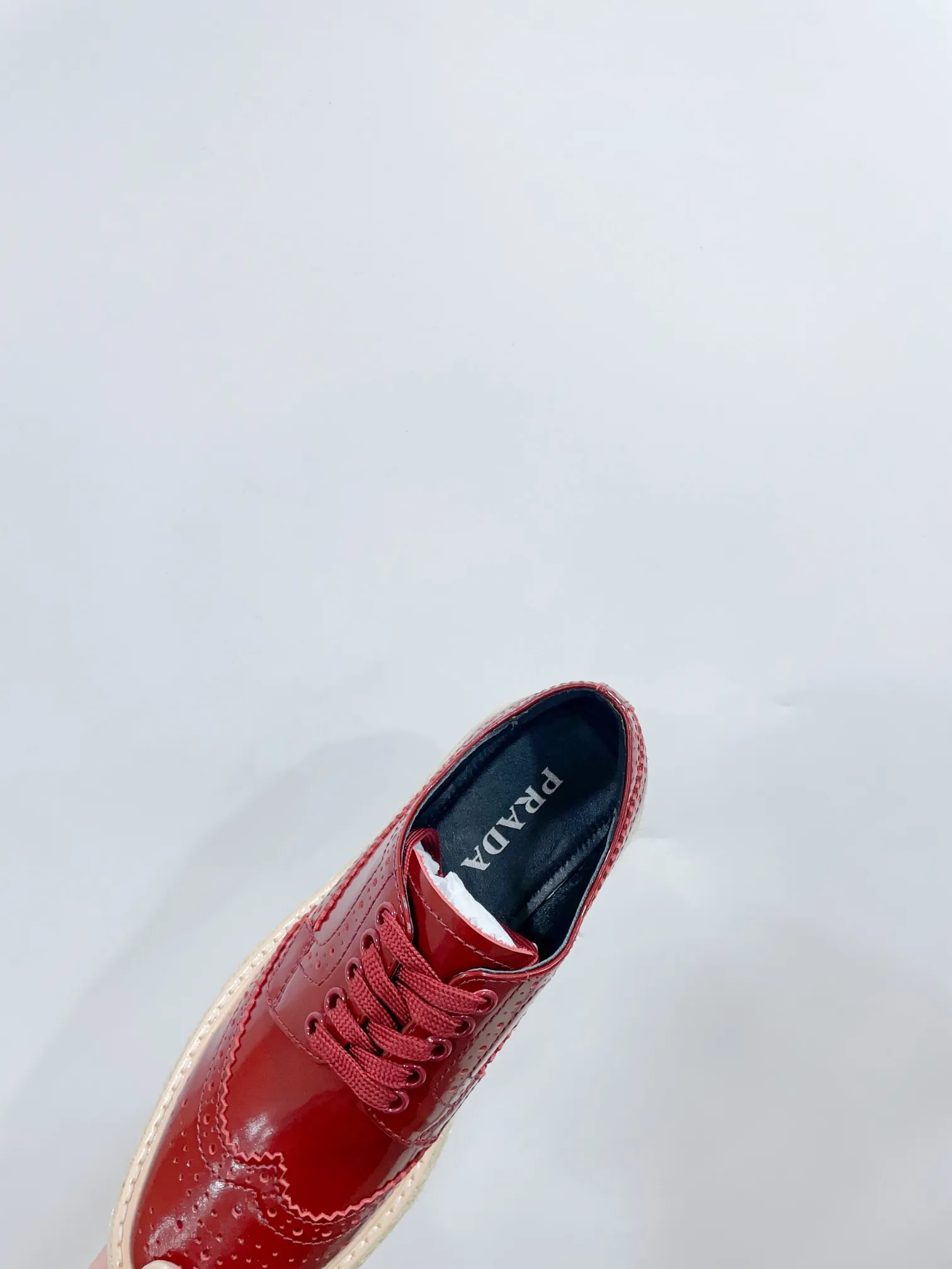 👟👟Ex-factory price 620👟👟 prada fw25 new arrival~ Prada 2025 spring and summer catwalk style｜New platform platform shoes Fashion is a reincarnation P platform shoes have become popular after many years! The classic ten thousand year model #laces, punching, carvings, full of retro British style 💯 The foam material platform thick bottom has a height-increasing effect, which is great news for petite girls! Fabric: Original custom-made imported open-edge beads, sheepskin lining. Sole: Original open-molded Tpu ultra-light foam outsole. Sole thickness: 6CM. The ultimate height increase~ 𝙎𝙞𝙯𝙚: 35-40 (customized for 40 women). Extremely cost-effective ex-factory price, no negotiation for bulk orders.